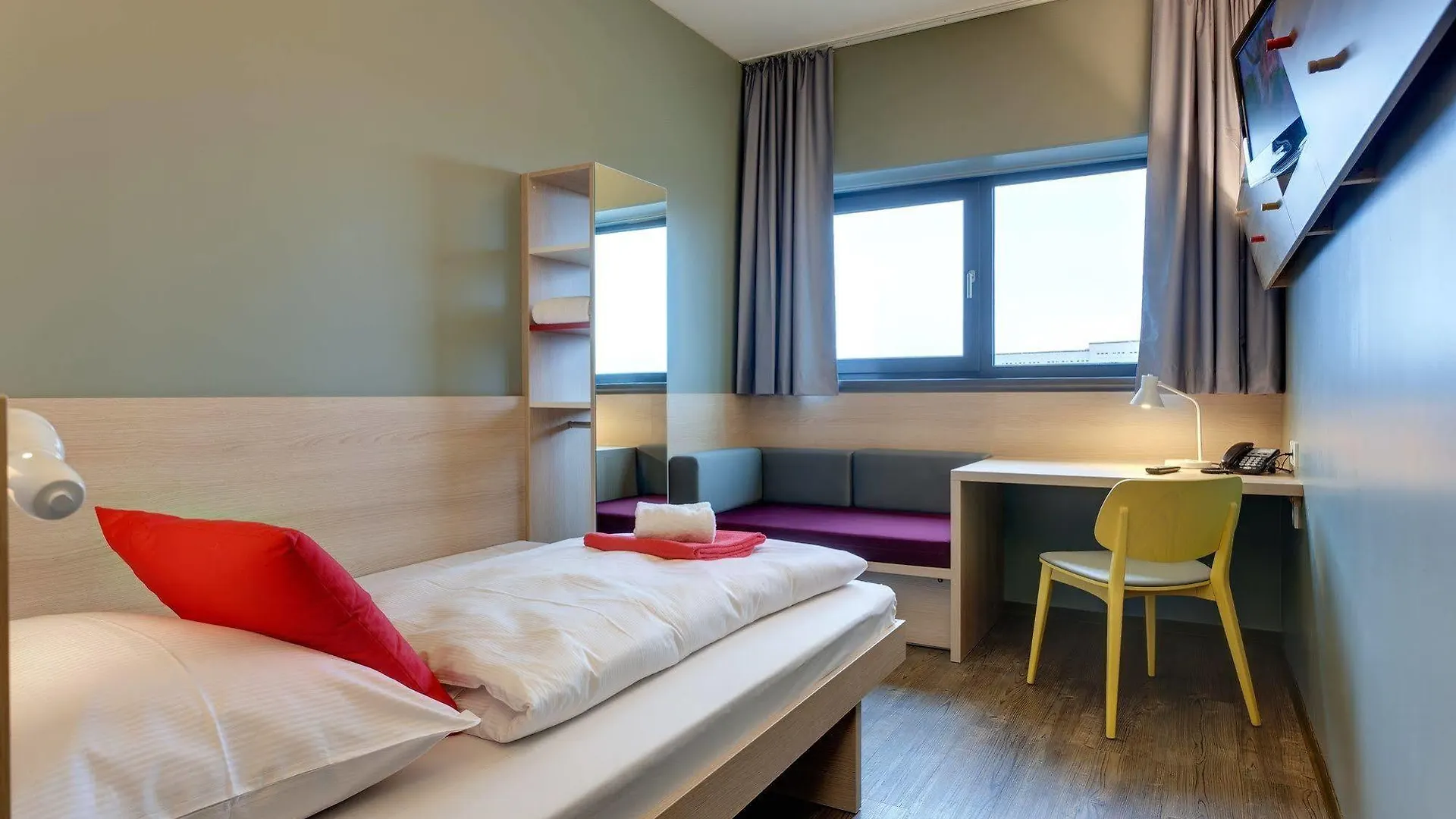 Meininger Hotel Berlin Airport Germania